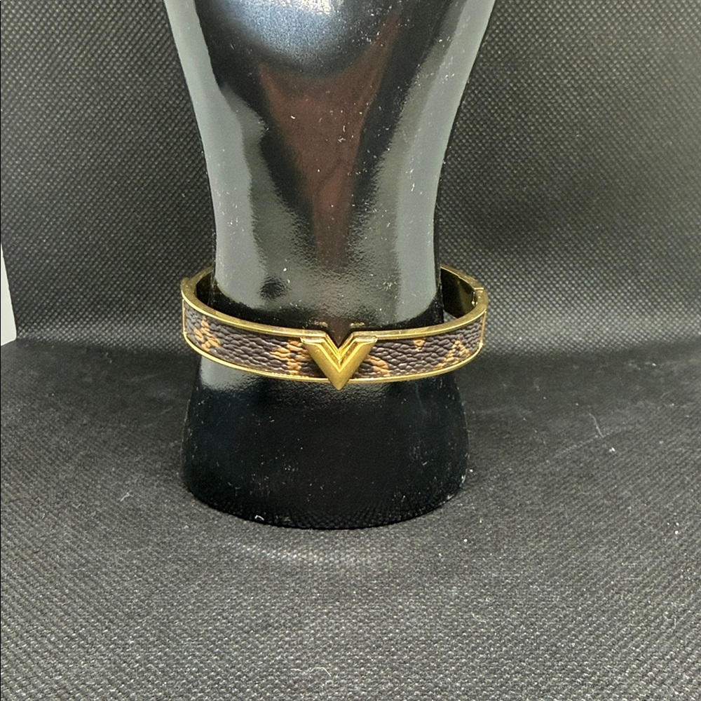 ✅ PRICE IS FIRM ✅ Fashion Gold and Brown Bracelet with V Design